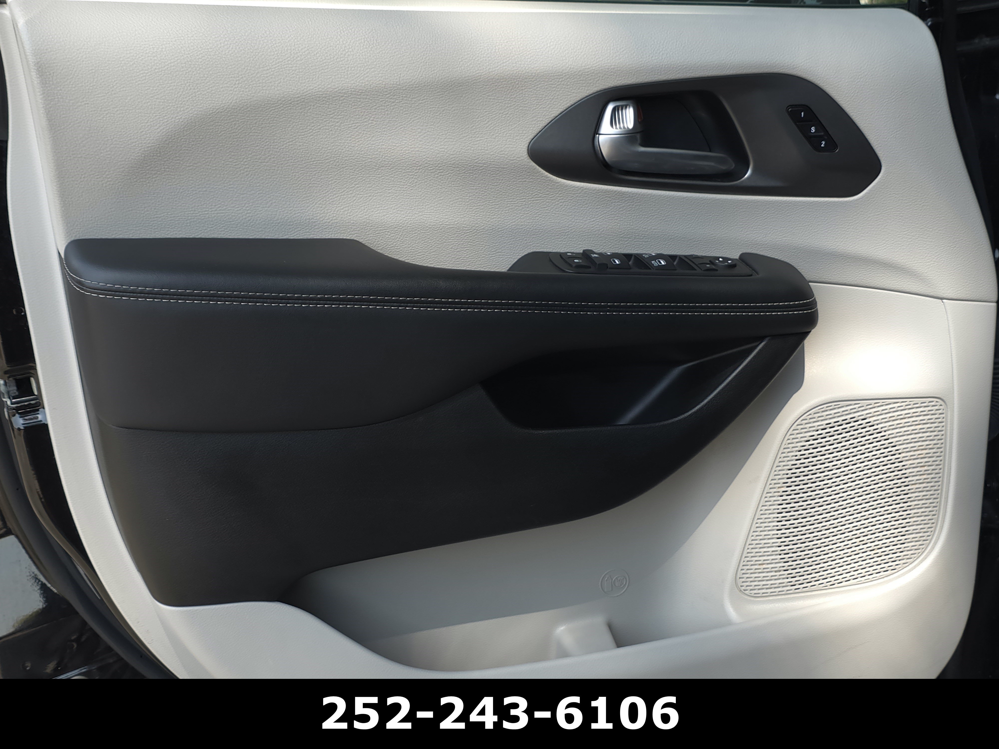 Used 2024 Chrysler Pacifica Touring-L FWD image 28