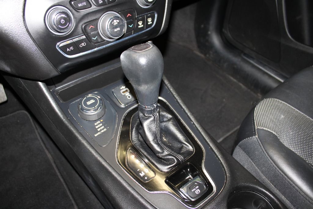Certified 2019 Jeep Cherokee Limited AWD/4WD image 23