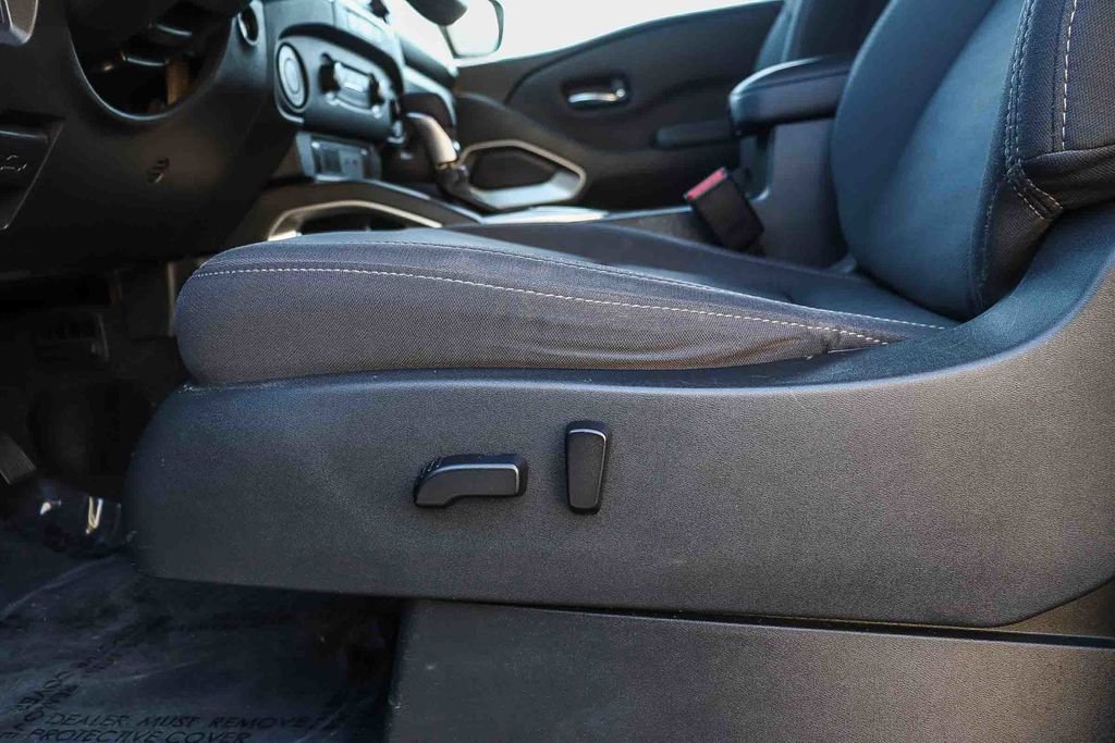 Used 2023 Nissan Frontier SV image 21