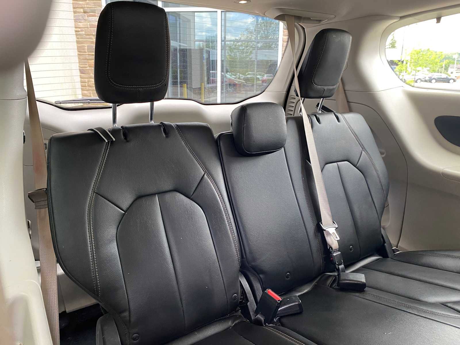 Used 2017 Chrysler Pacifica Touring-L FWD image 33