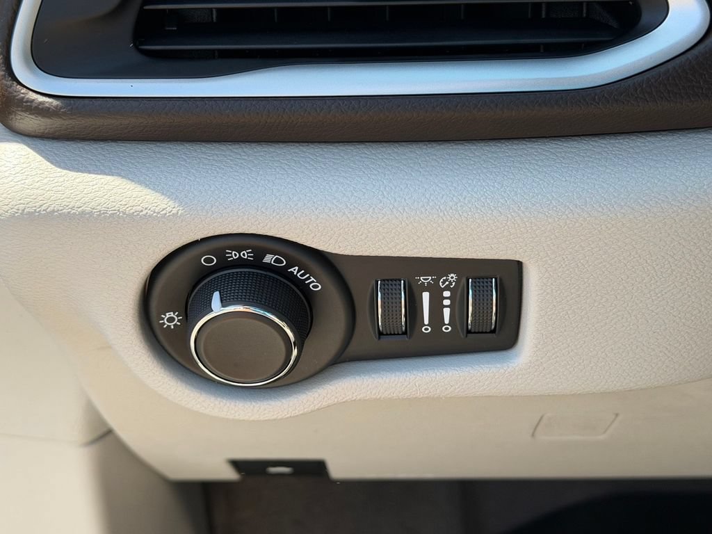 Used 2019 Chrysler Pacifica LX w/ Tire & Wheel Group FWD image 11