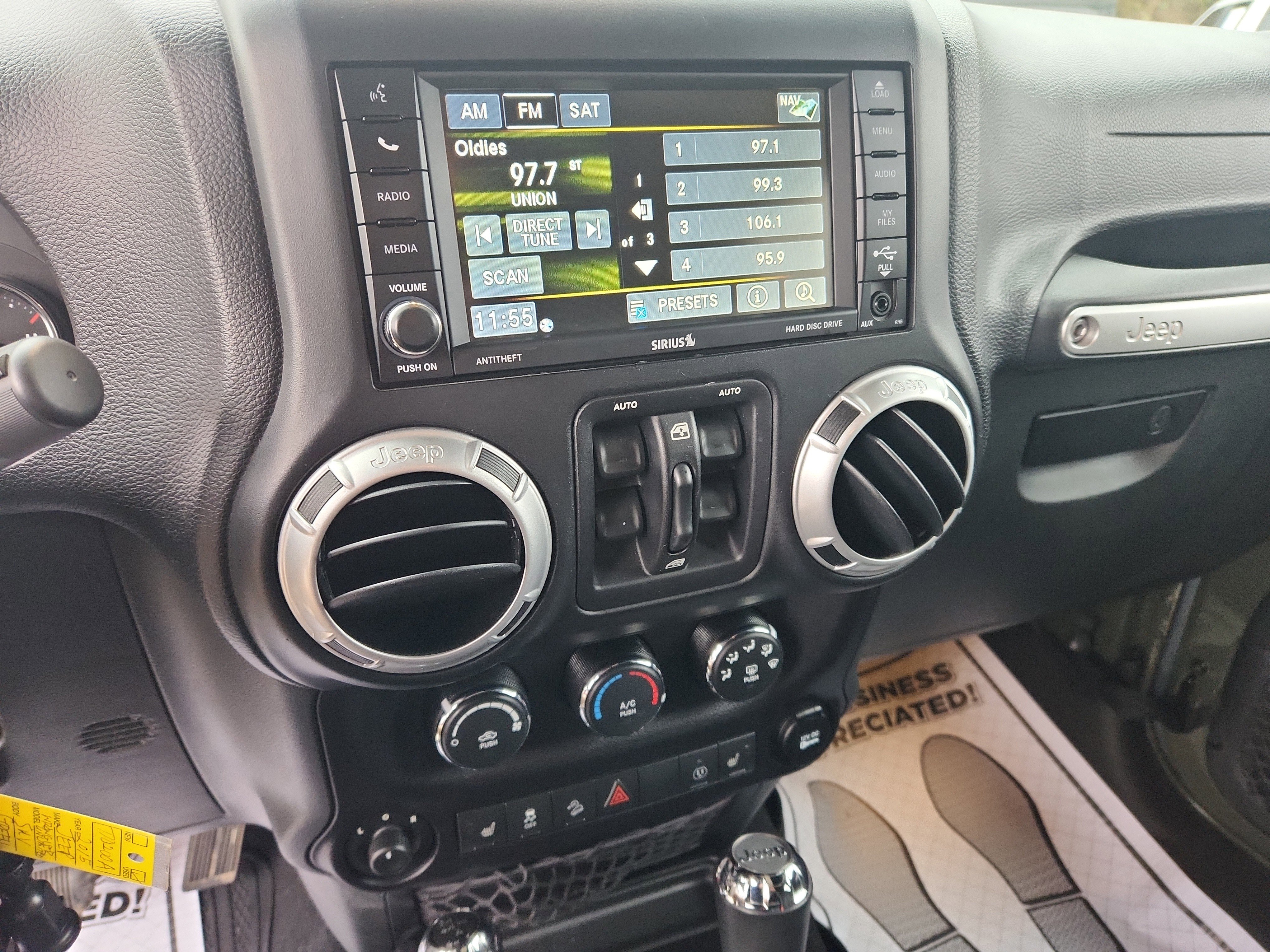 Used 2015 Jeep Wrangler Unlimited Rubicon w/ Connectivity Group image 28