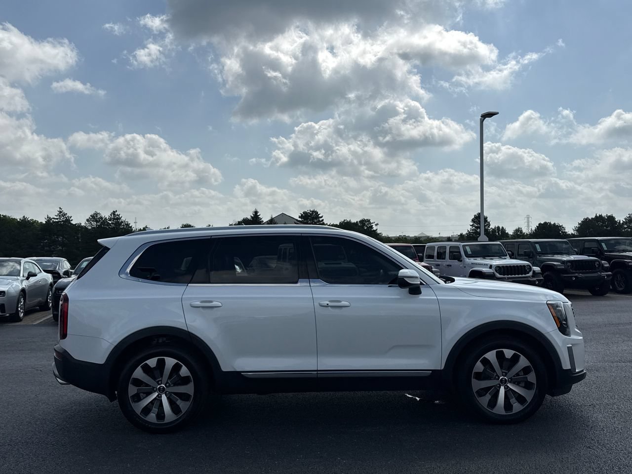 Used 2020 Kia Telluride EX w/ EX Premium Package AWD/4WD image 2