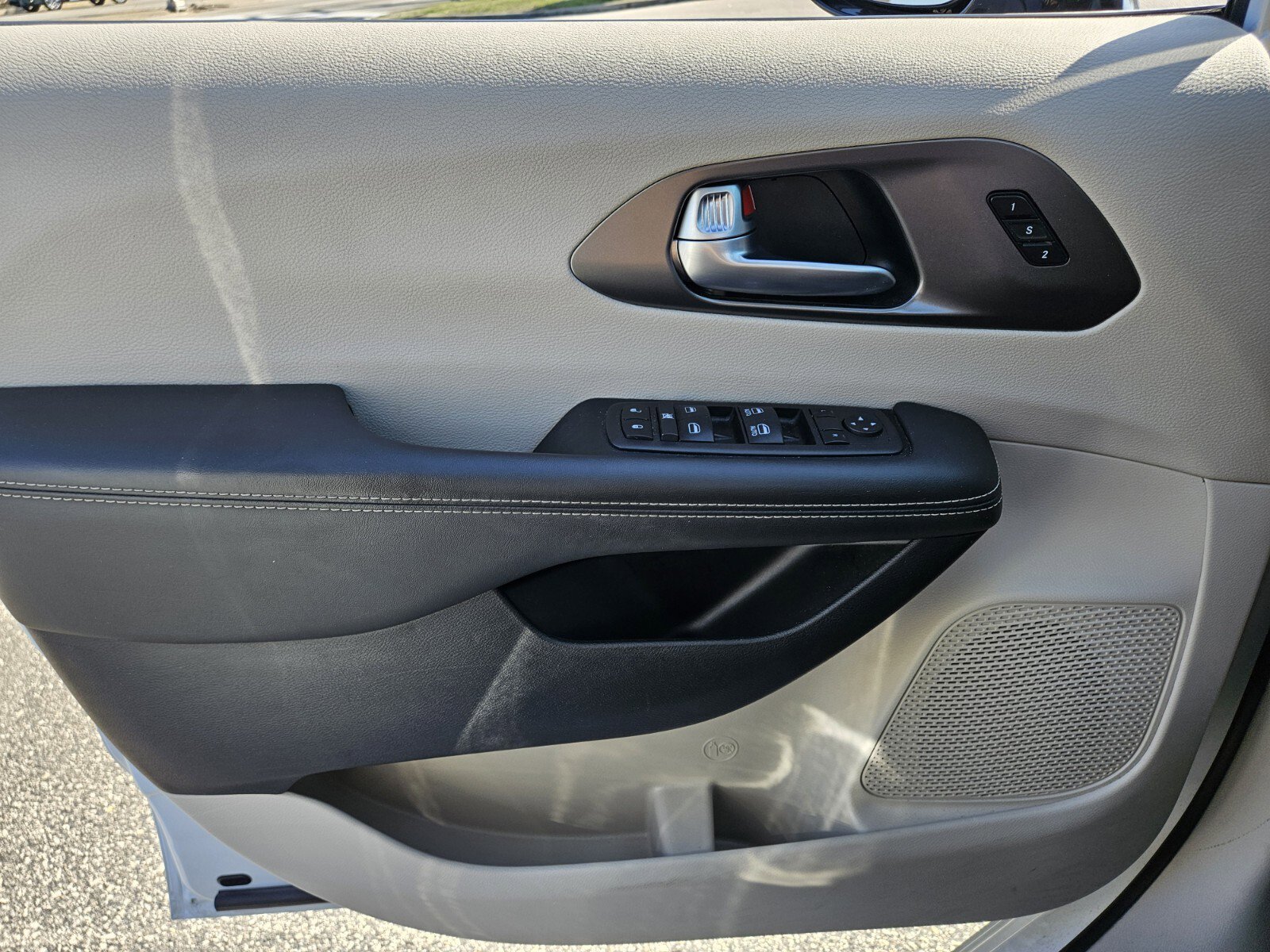 Used 2024 Chrysler Pacifica Touring-L FWD image 28