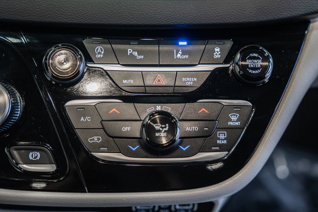 Used 2024 Chrysler Pacifica Touring-L image 28