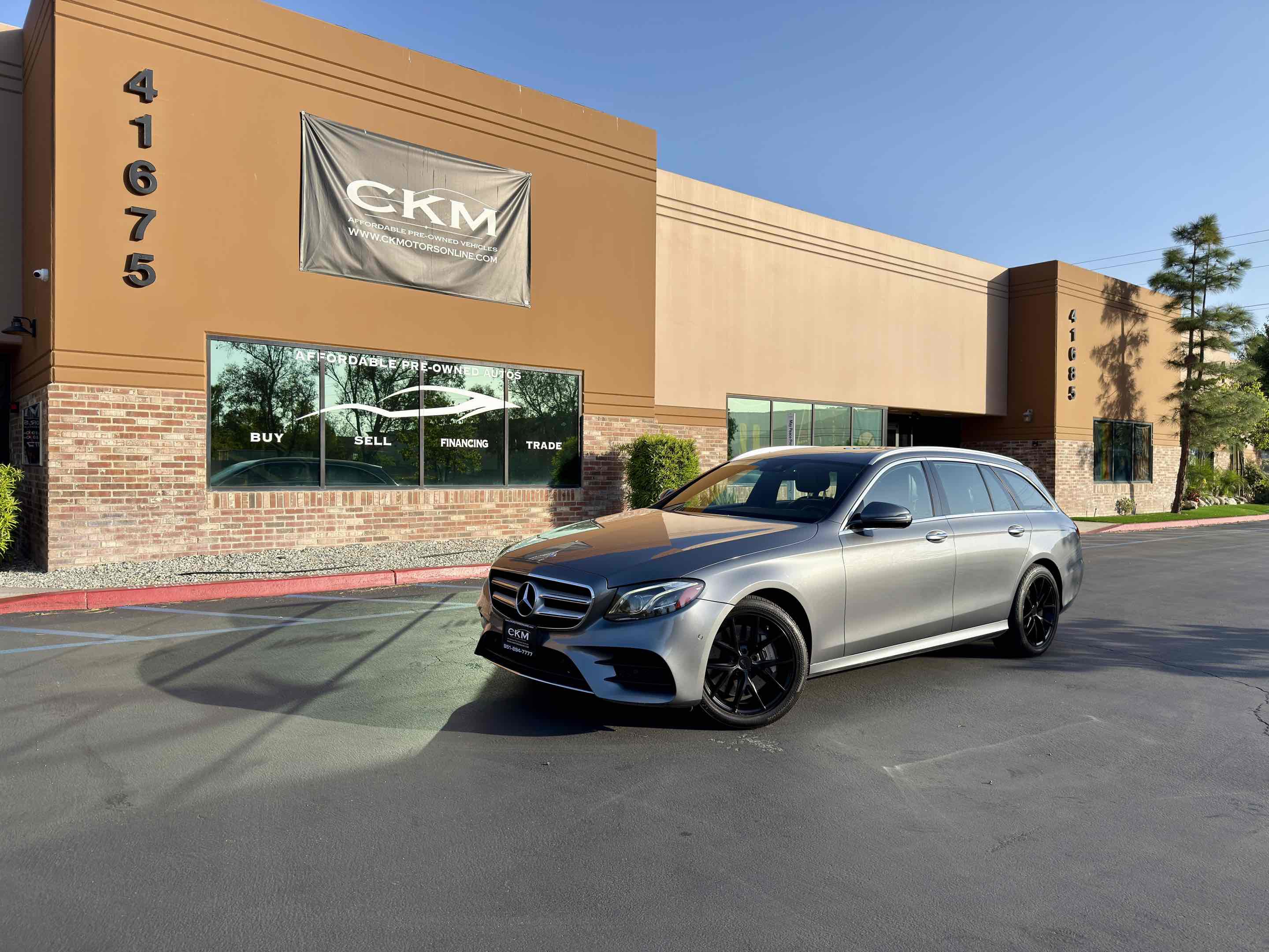 Used 2017 Mercedes-Benz E 400 4MATIC Wagon image 2