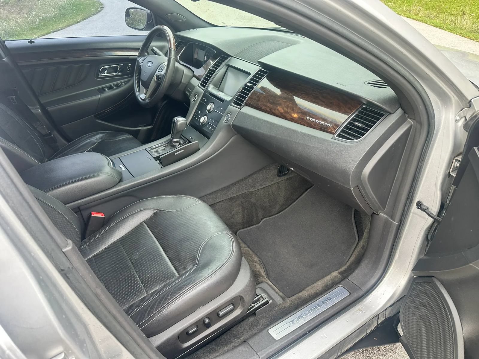 Used 2015 Ford Taurus Limited FWD image 17