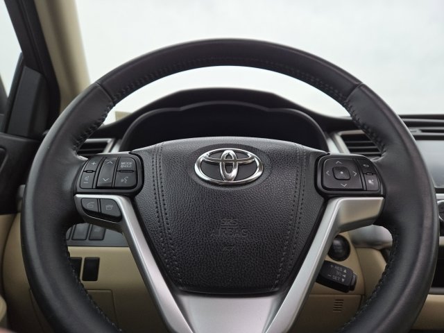 Used 2015 Toyota Highlander XLE AWD/4WD image 17