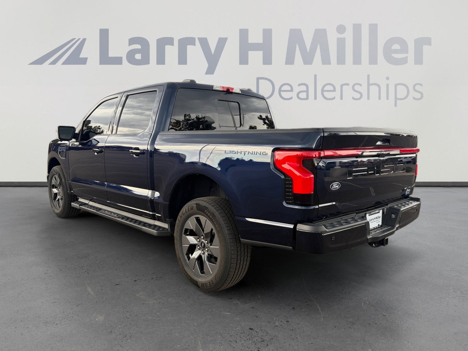 Used 2024 Ford F150 Lightning Lariat AWD/4WD image 4