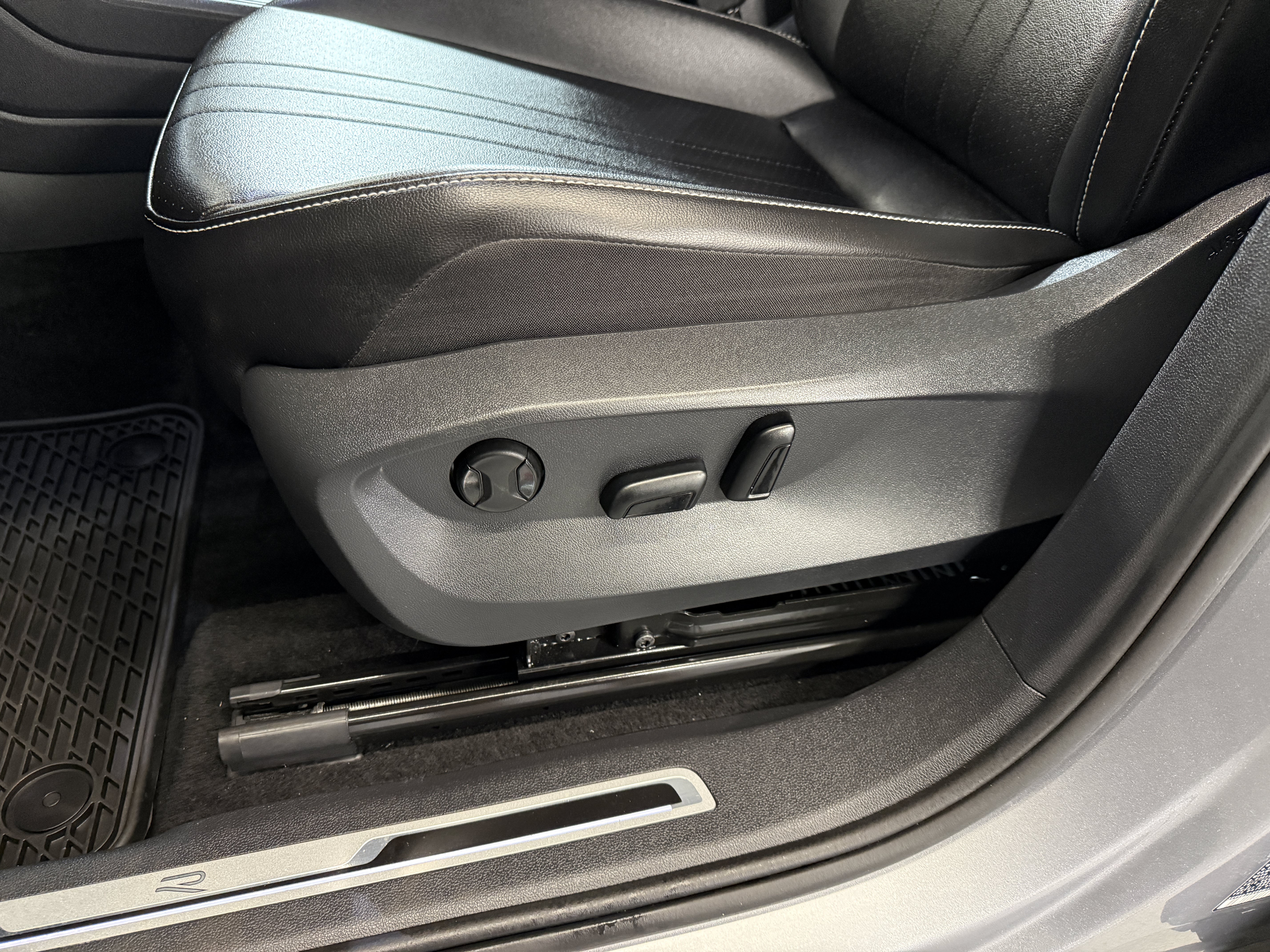 Certified 2024 Volkswagen Tiguan SE R-Line AWD/4WD image 15