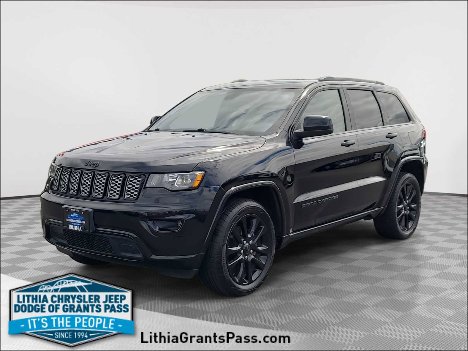 Used 2017 Jeep Grand Cherokee Altitude image 1