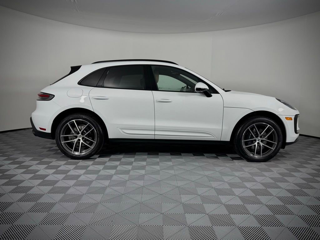 Certified 2024 Porsche Macan AWD/4WD image 10