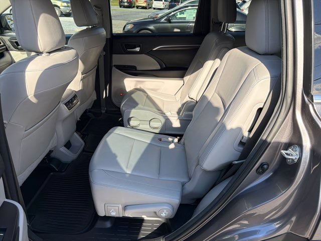 Used 2015 Toyota Highlander Limited Platinum AWD/4WD image 17