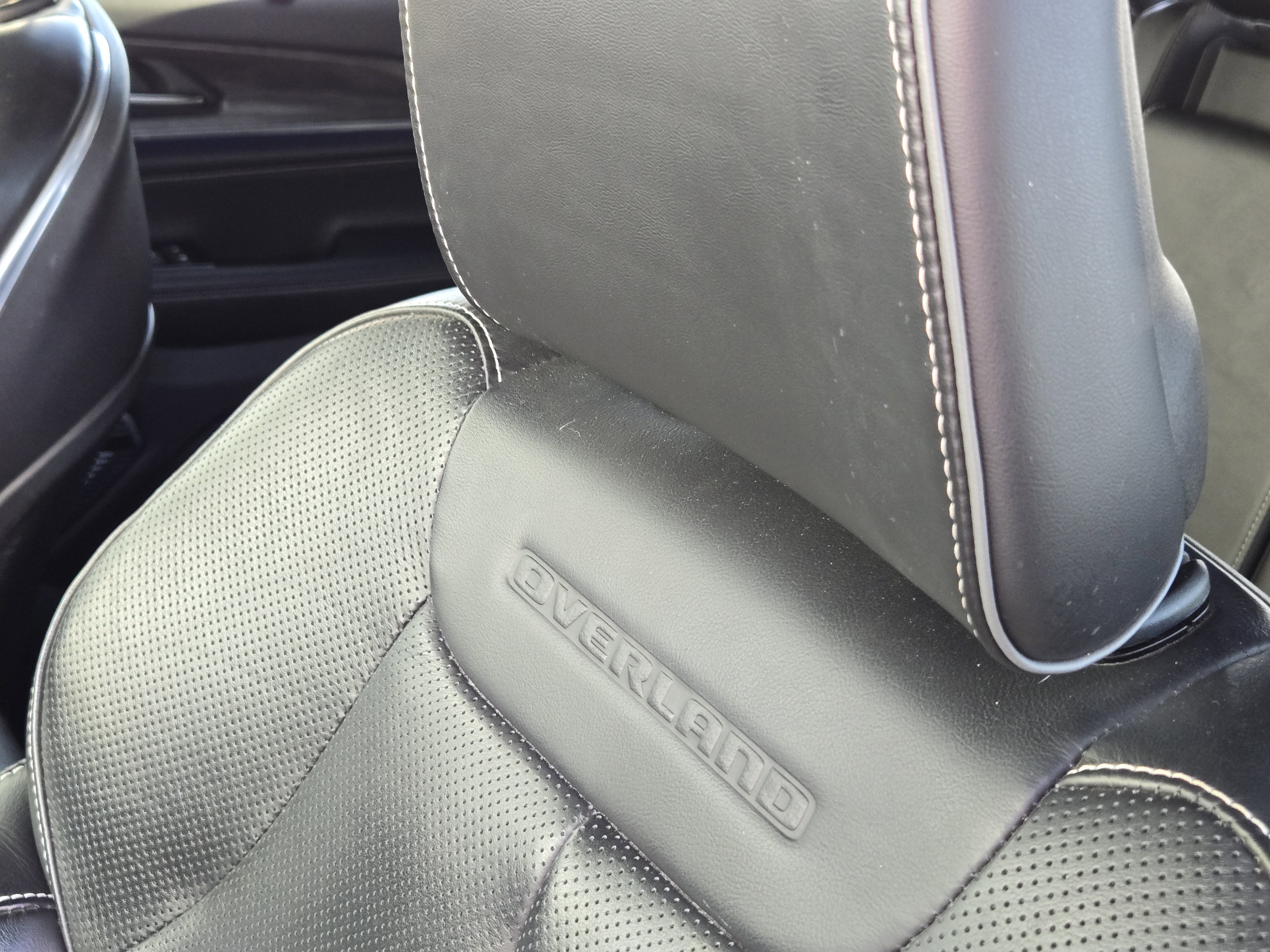 Used 2022 Jeep Grand Cherokee Overland w/ Advanced Protech Group III image 18