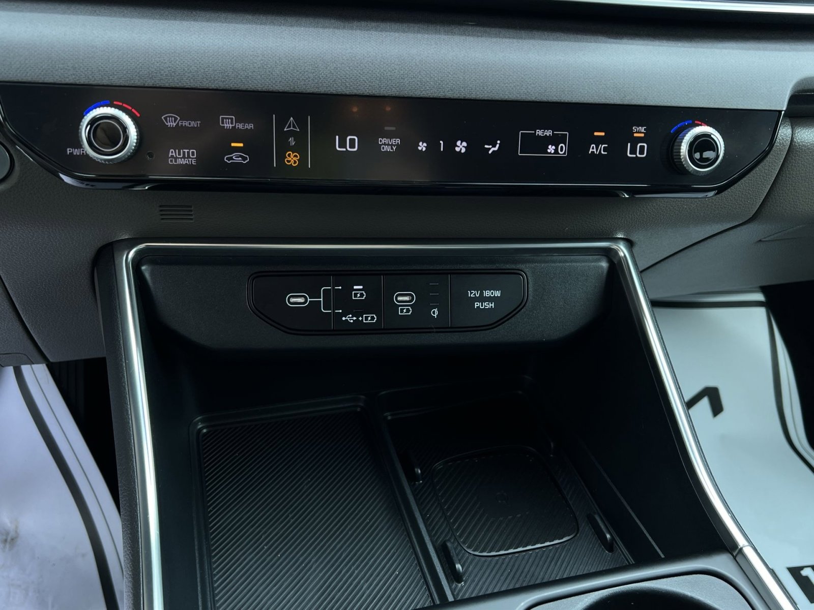Used 2025 Kia Carnival EX FWD image 33