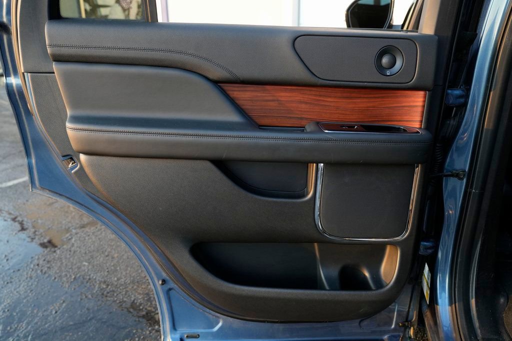 Used 2019 Lincoln Navigator Select image 32
