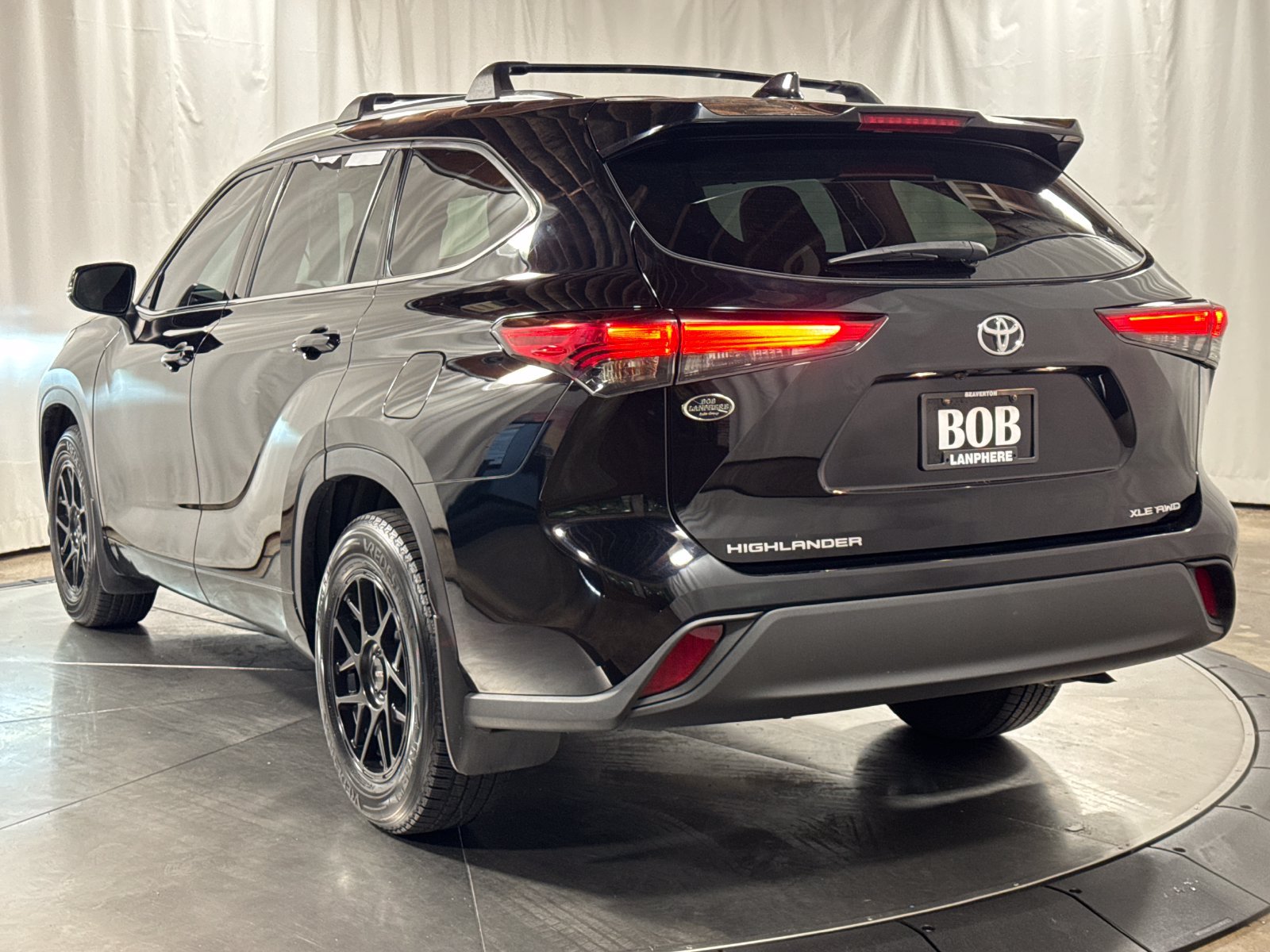 Used 2020 Toyota Highlander XLE AWD/4WD image 9