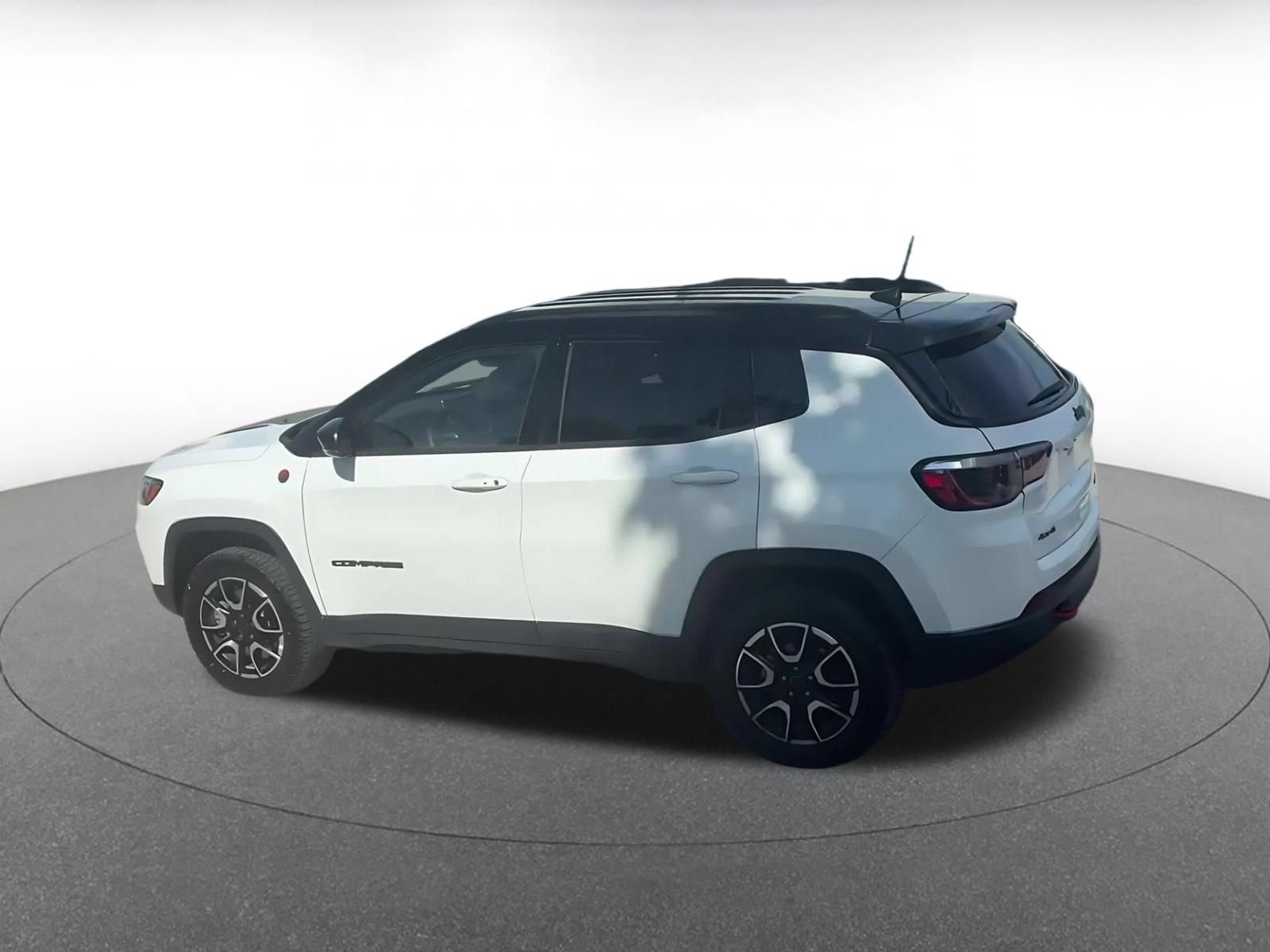 Used 2025 Jeep Compass Trailhawk AWD/4WD image 10
