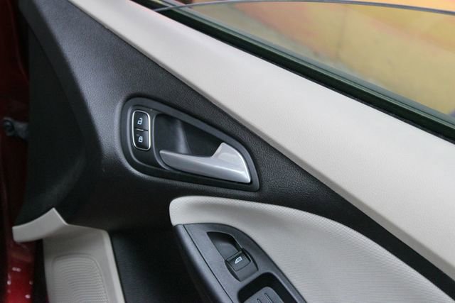 Used 2015 Ford Focus SE w/ SE Sport Package FWD image 11