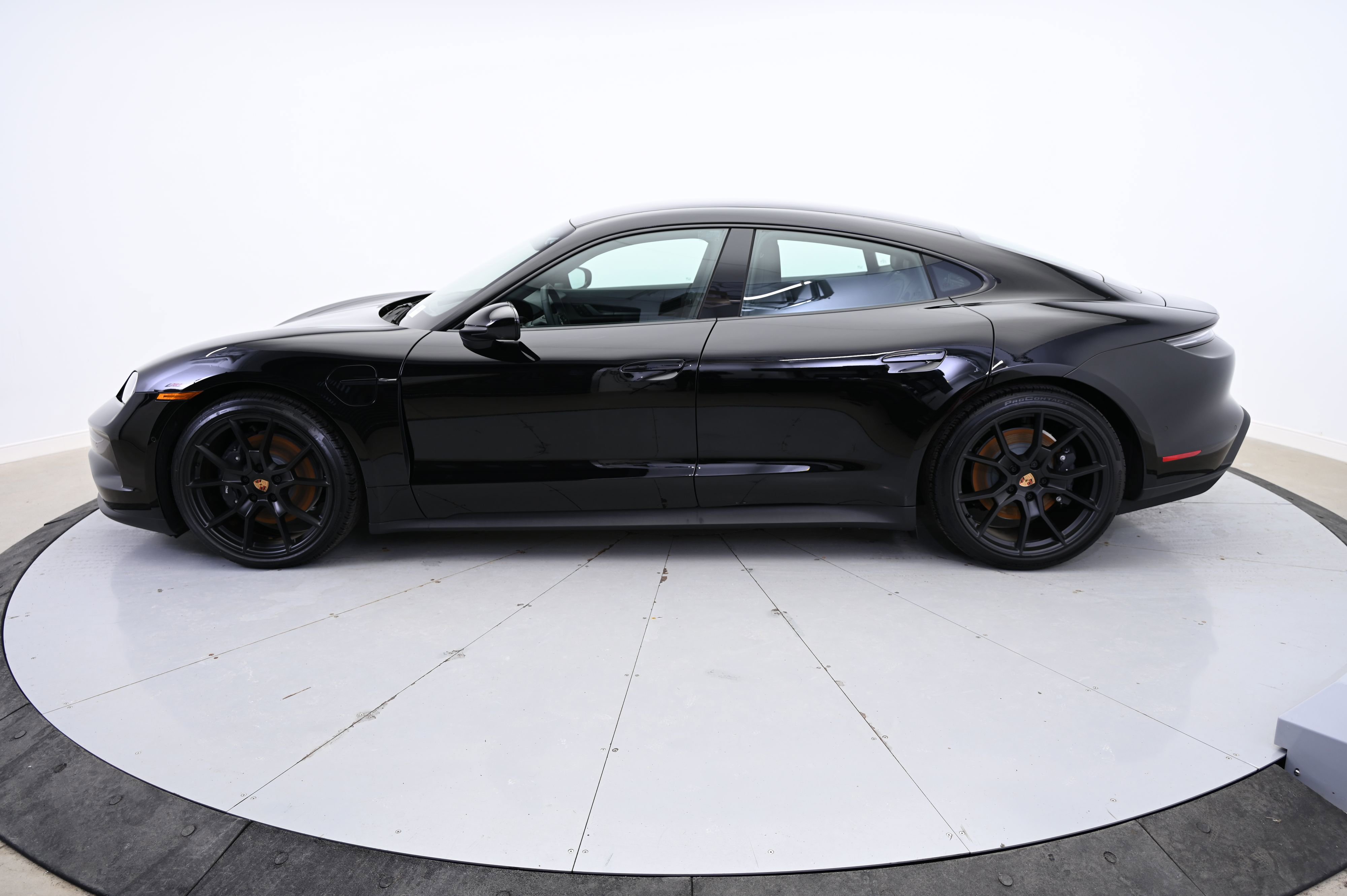 Used 2025 Porsche Taycan image 2
