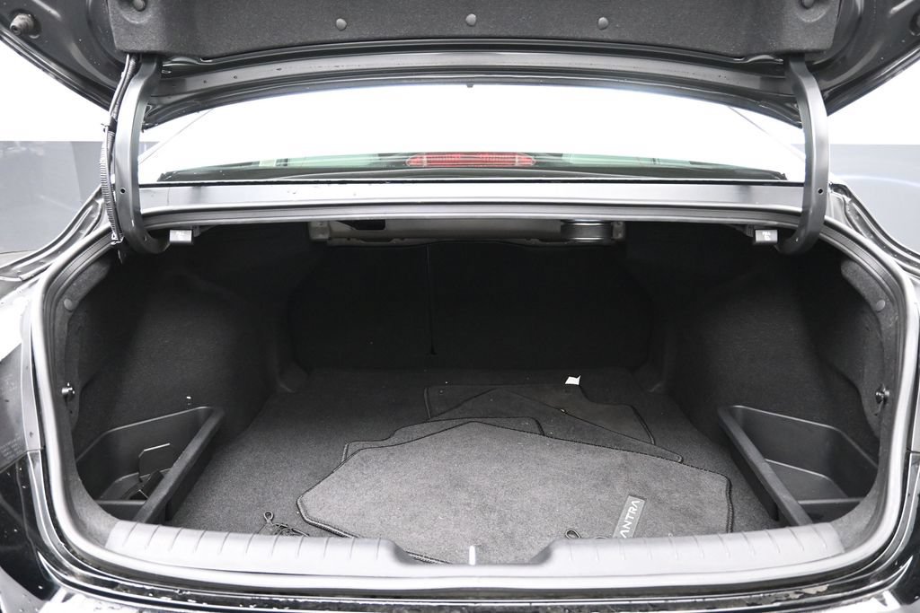 Certified 2026 Hyundai Elantra Limited w/ Cargo Package FWD image 27