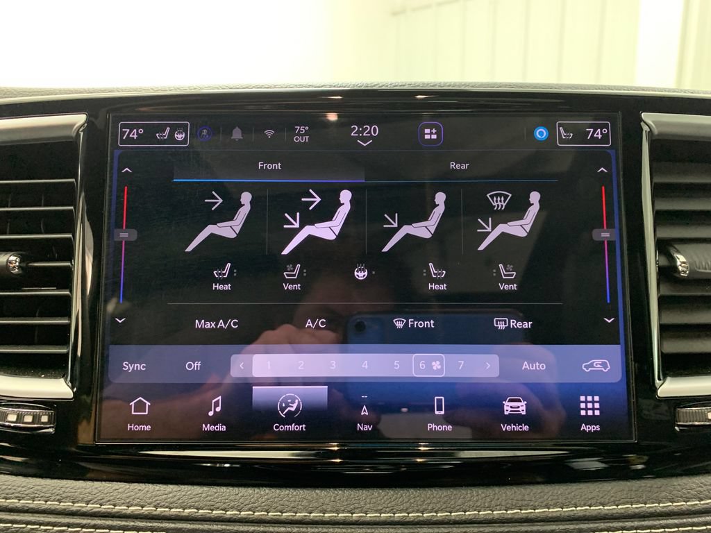Used 2025 Chrysler Pacifica Limited FWD image 31
