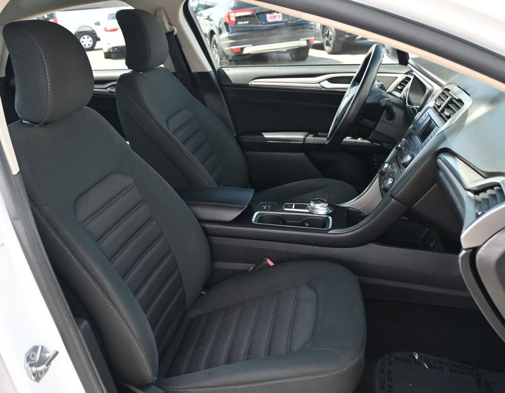 Used 2017 Ford Fusion SE FWD image 15