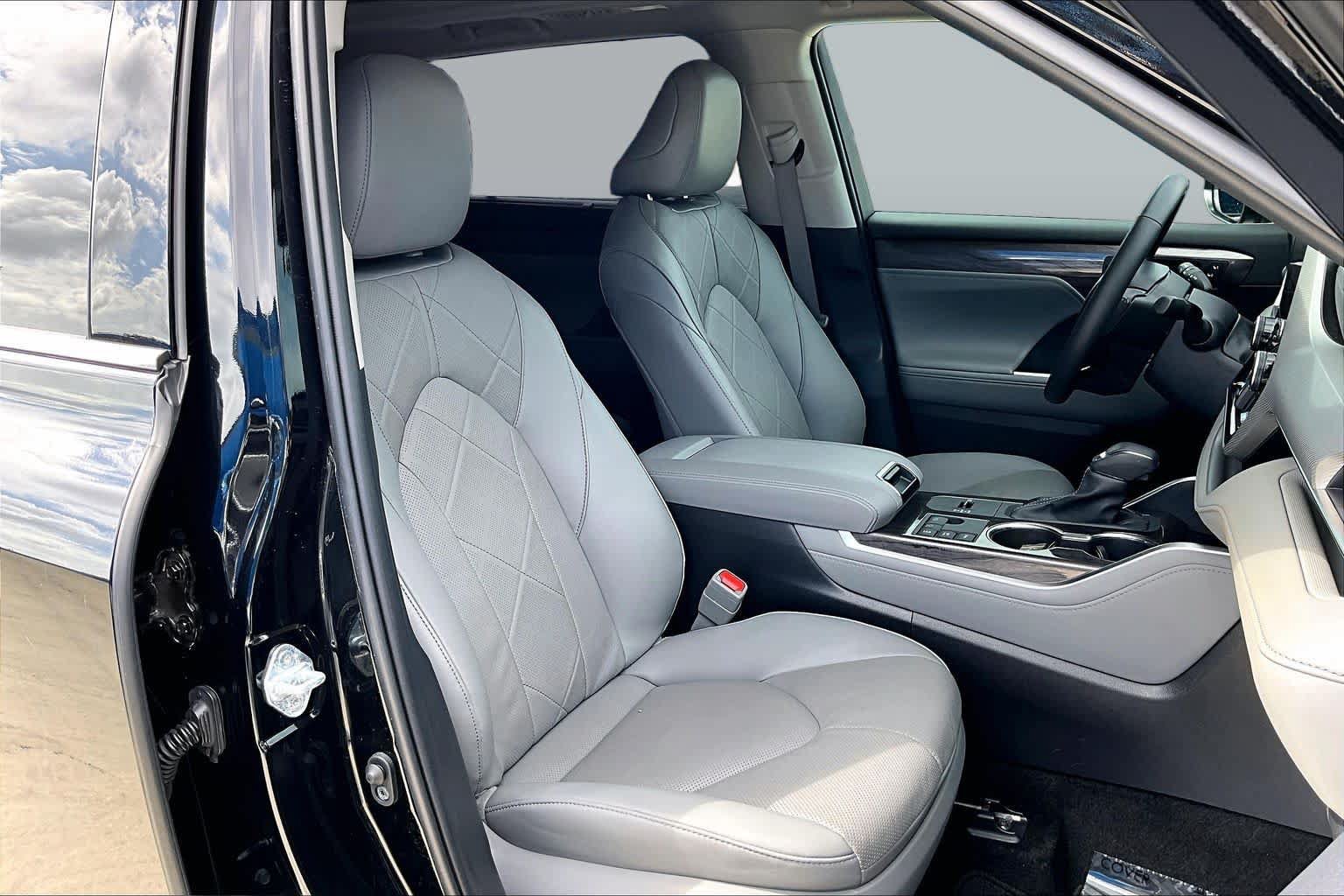 Used 2025 Toyota Highlander Platinum AWD/4WD image 9