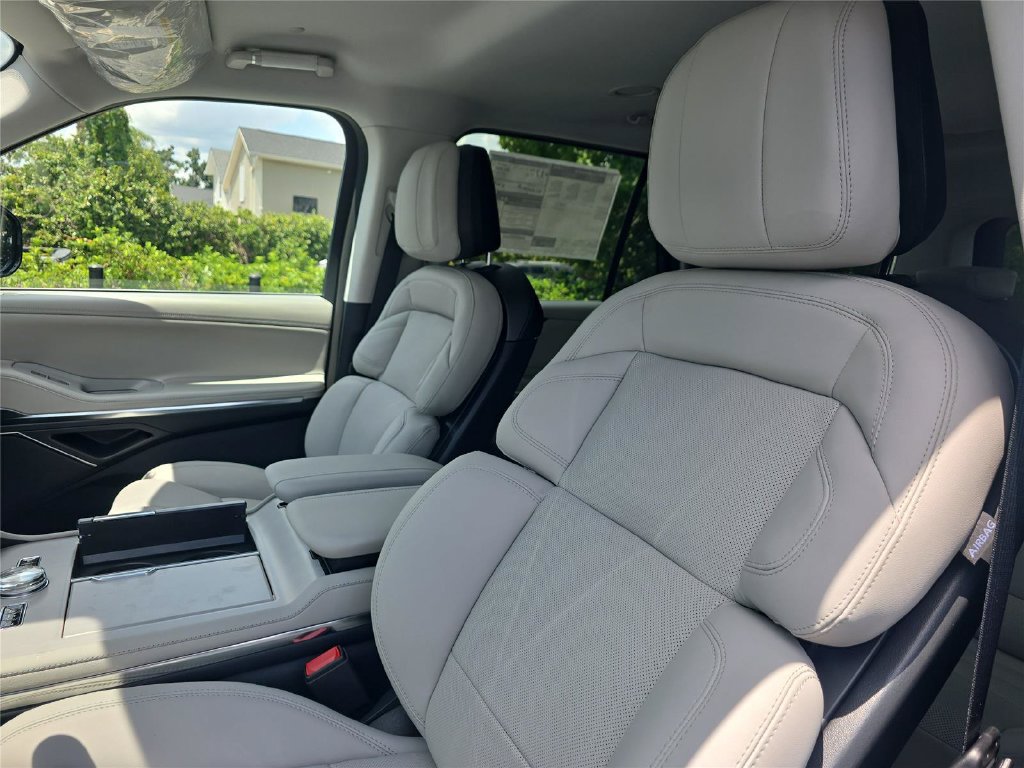 New 2026 Lincoln Navigator Premiere AWD/4WD image 17