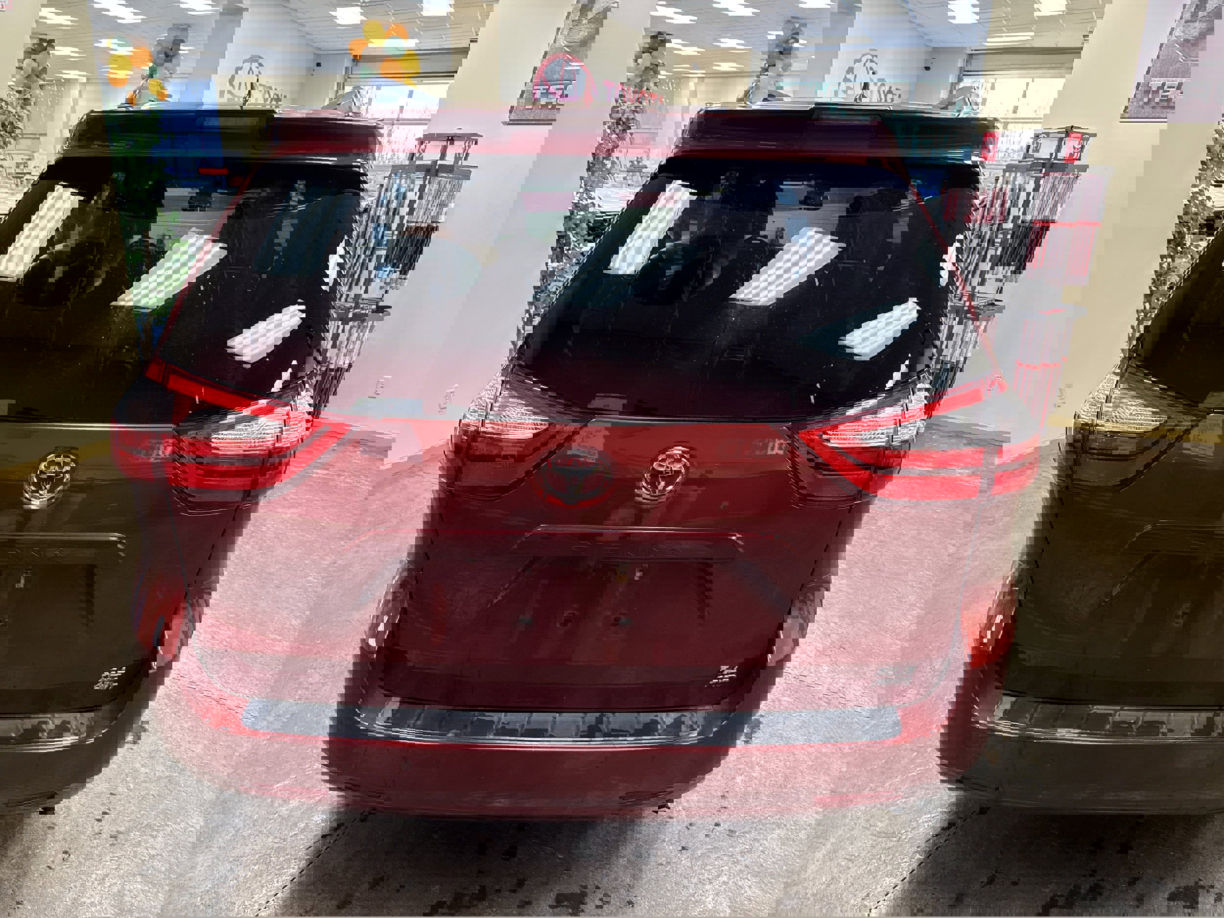 Used 2018 Toyota Sienna XLE w/ XLE Navigation Package image 9