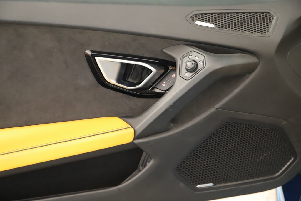 Used 2020 Lamborghini Huracan EVO RWD image 19