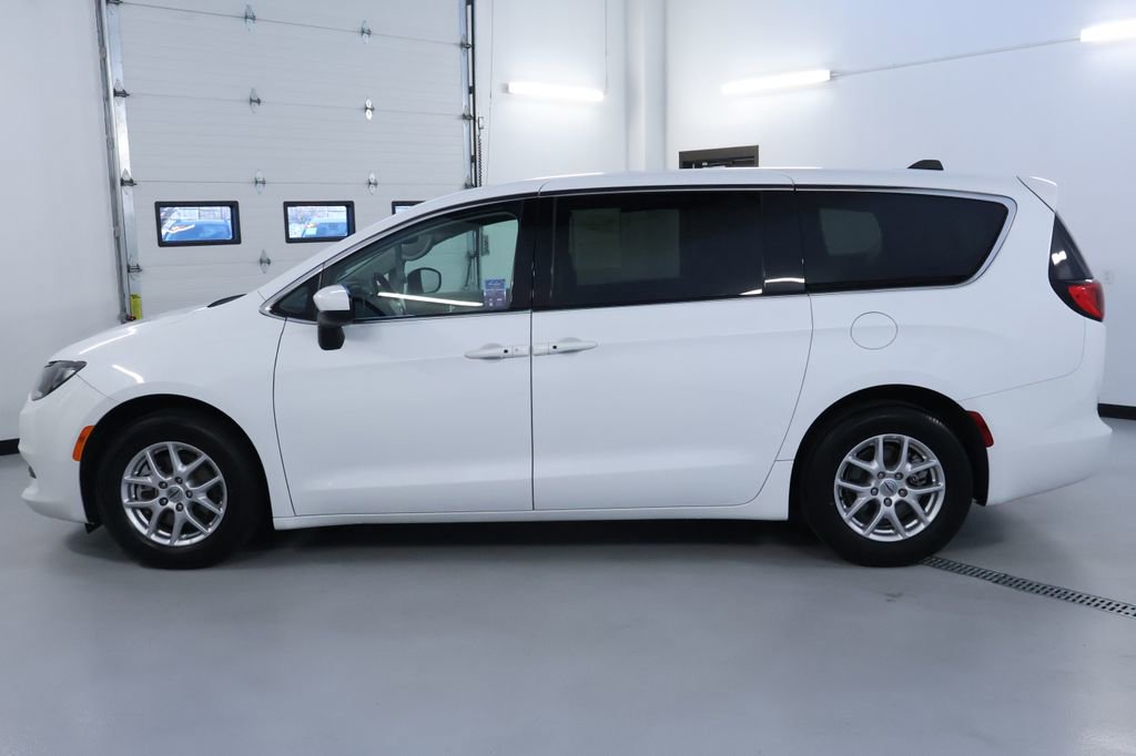 Used 2023 Chrysler Voyager LX image 4