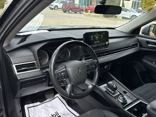 Used 2023 Mitsubishi Outlander SE image 21