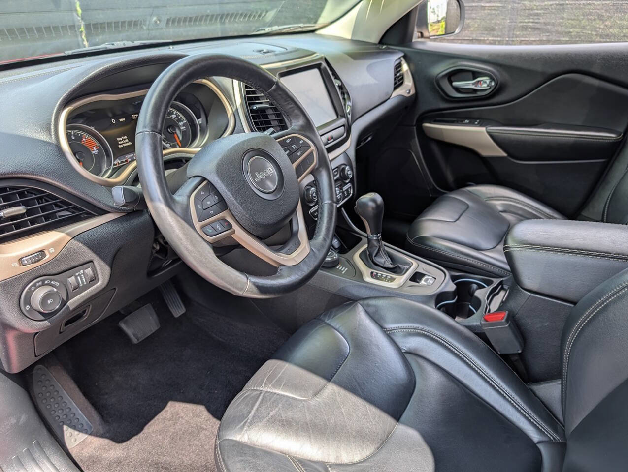 Used 2017 Jeep Cherokee Limited image 12