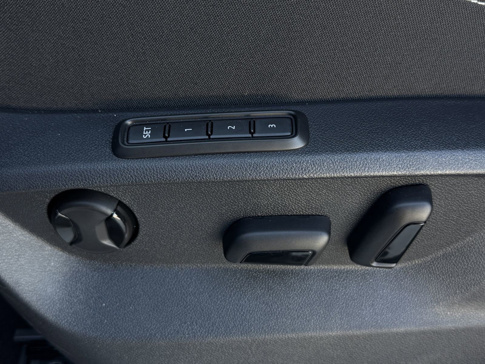 Used 2025 Volkswagen Atlas Cross Sport SEL image 26