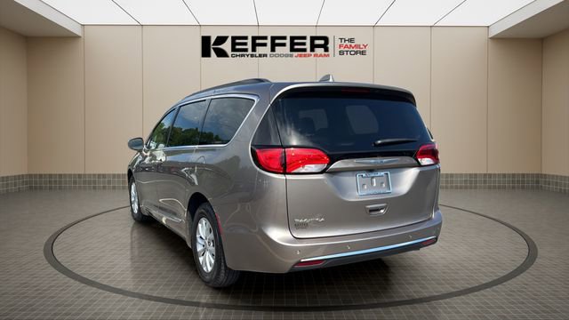 Certified 2017 Chrysler Pacifica Touring-L image 3