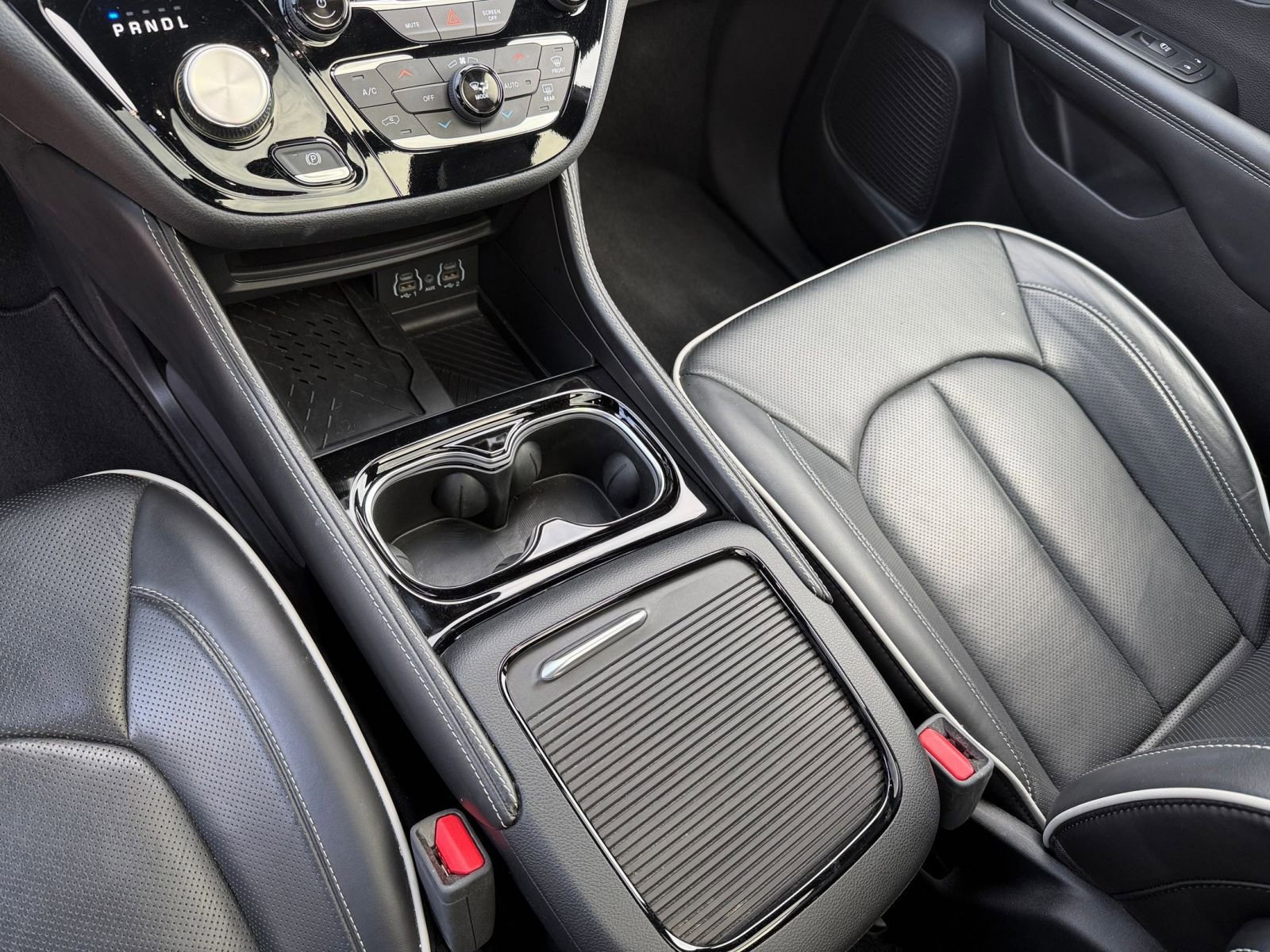 Used 2025 Chrysler Pacifica Limited image 46