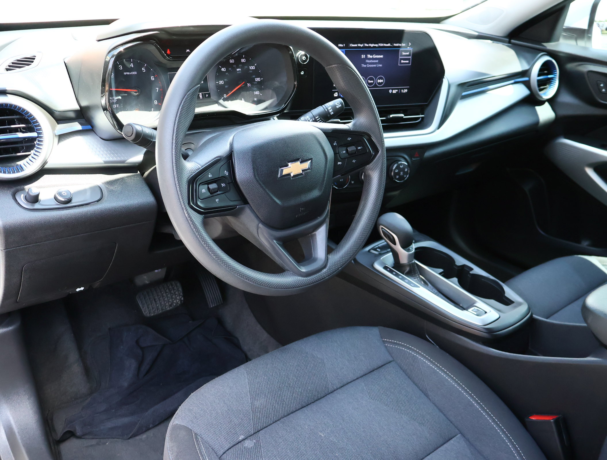 Used 2025 Chevrolet Trax LS w/ LS Convenience Package FWD image 3