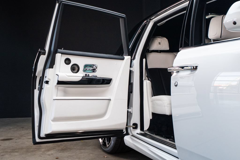Used 2022 Rolls-Royce Phantom Sedan w/ The Phantom Package RWD image 18