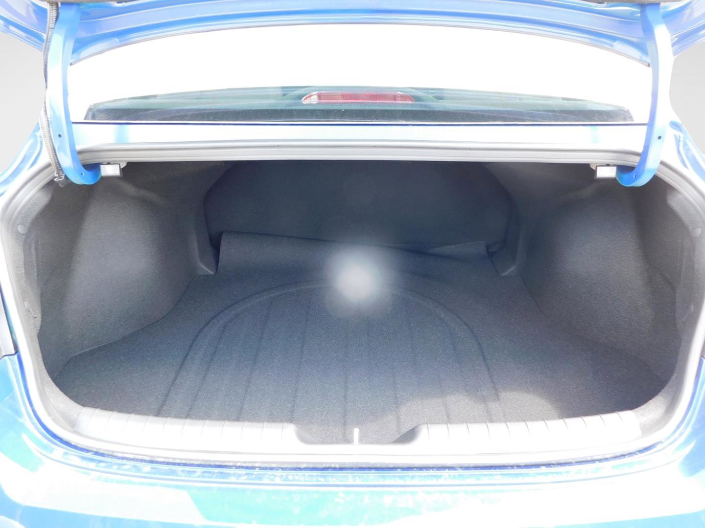 Certified 2025 Hyundai Elantra Sport image 9