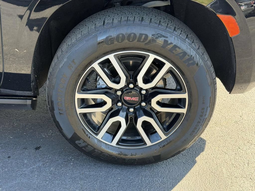 Used 2023 GMC Yukon XL AT4 w/ Technology Package AWD/4WD image 9