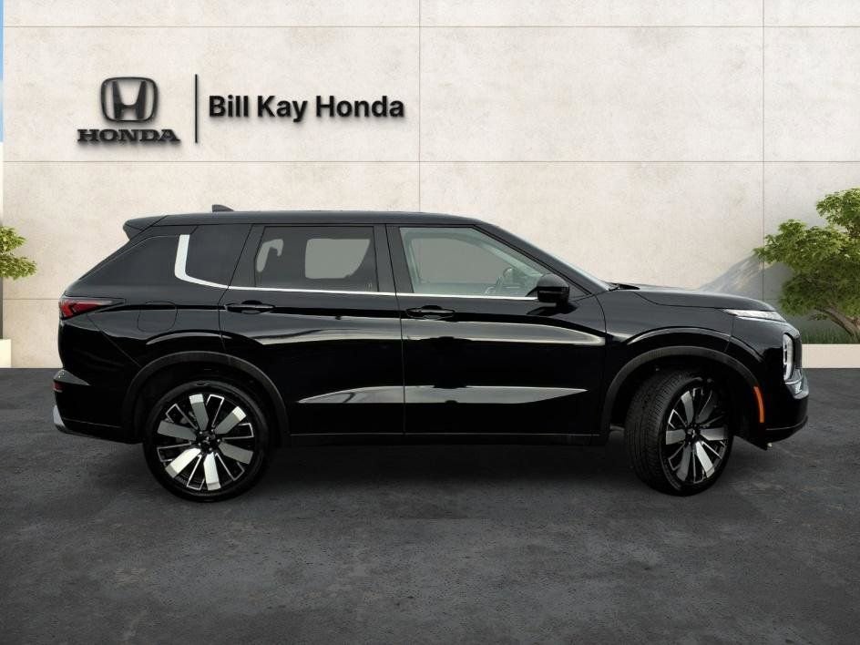 Used 2025 Mitsubishi Outlander SE FWD image 2
