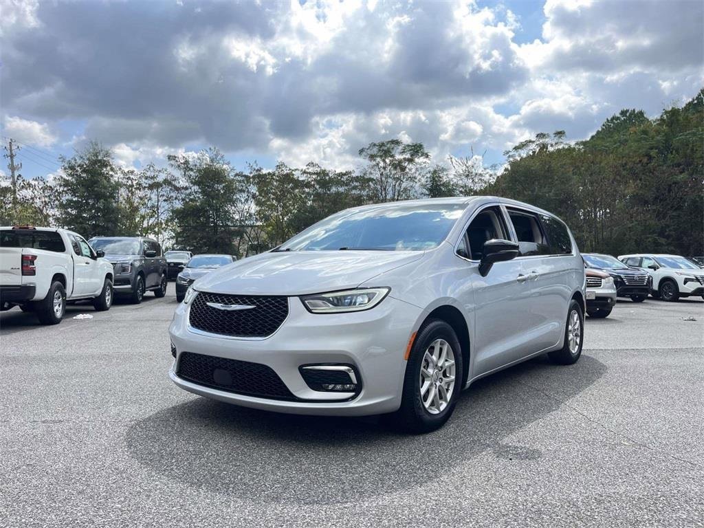 Used 2024 Chrysler Pacifica Touring-L image 2