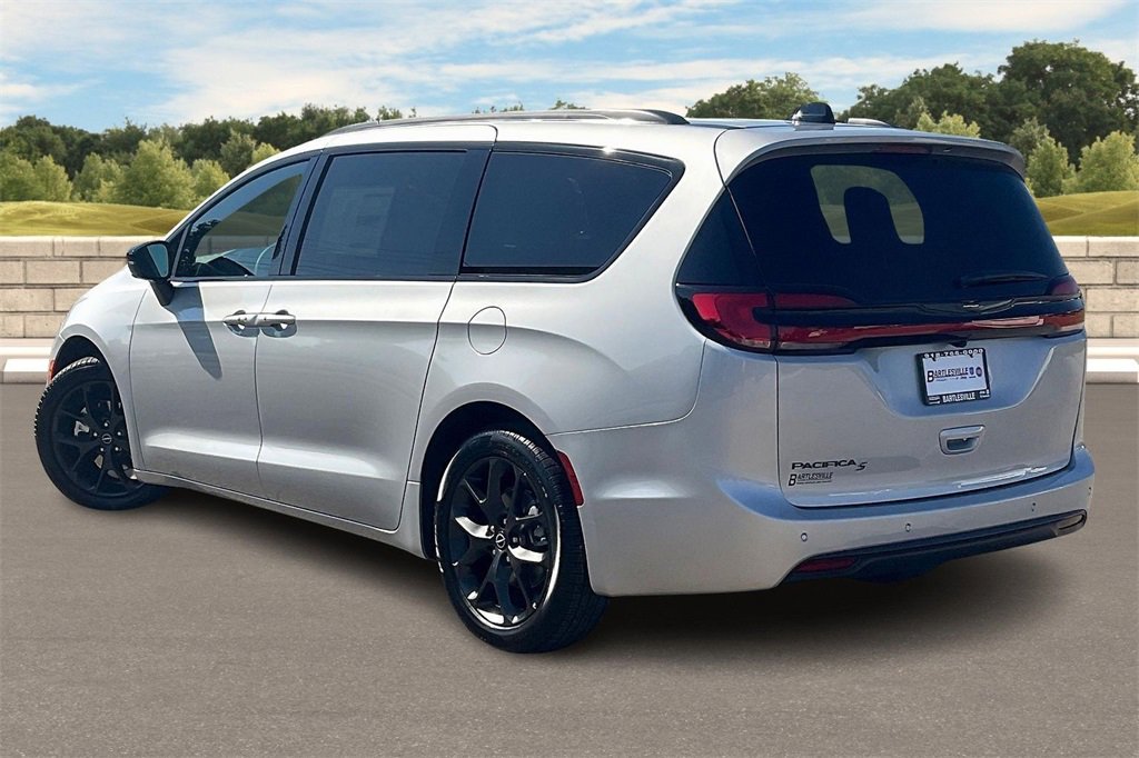 New 2026 Chrysler Pacifica Select image 3