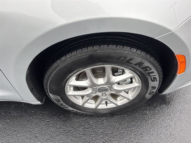 Used 2024 Chrysler Pacifica Touring-L image 9