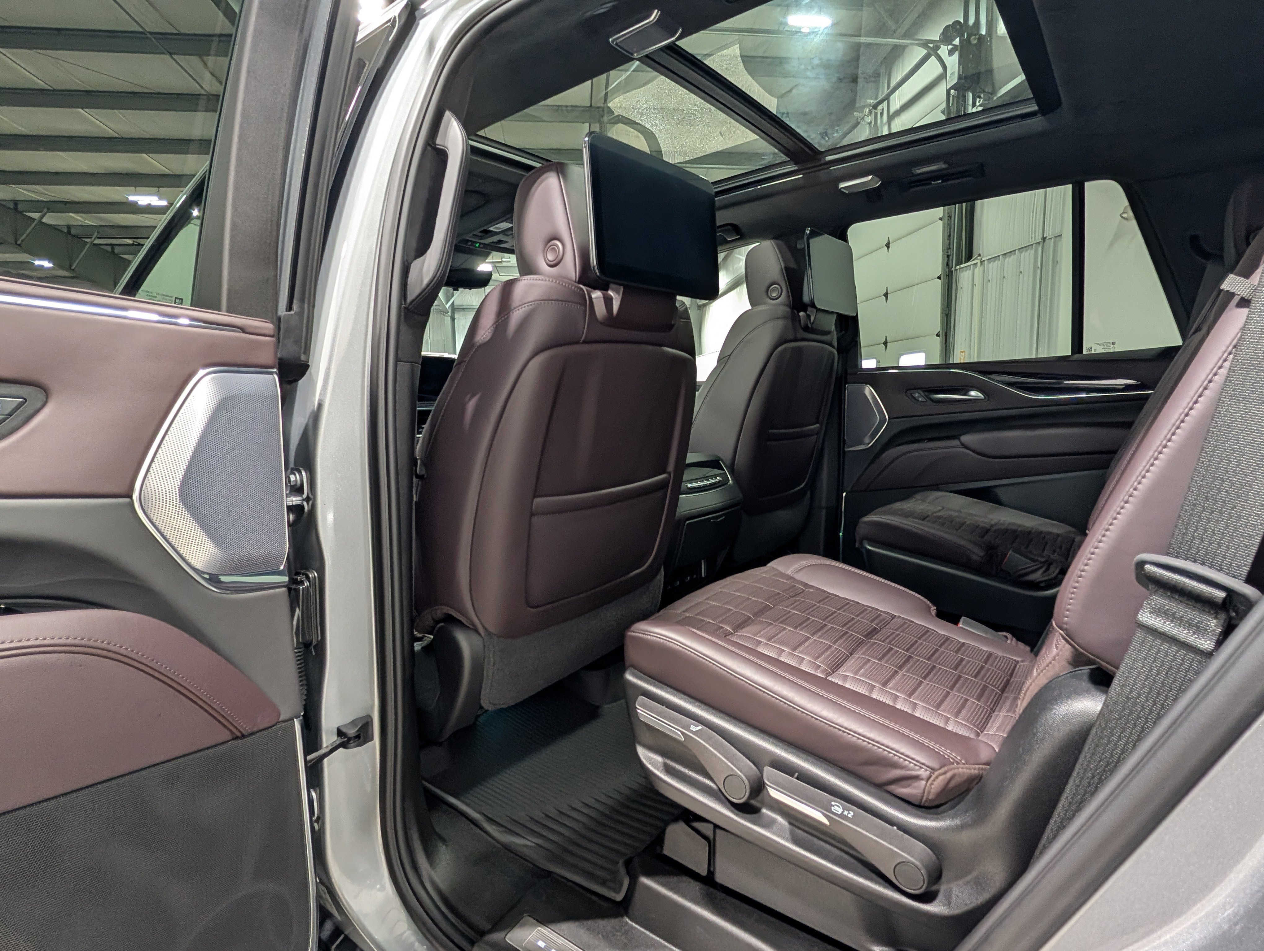 Used 2024 Cadillac Escalade V w/ LPO, ONYX Package AWD/4WD image 17