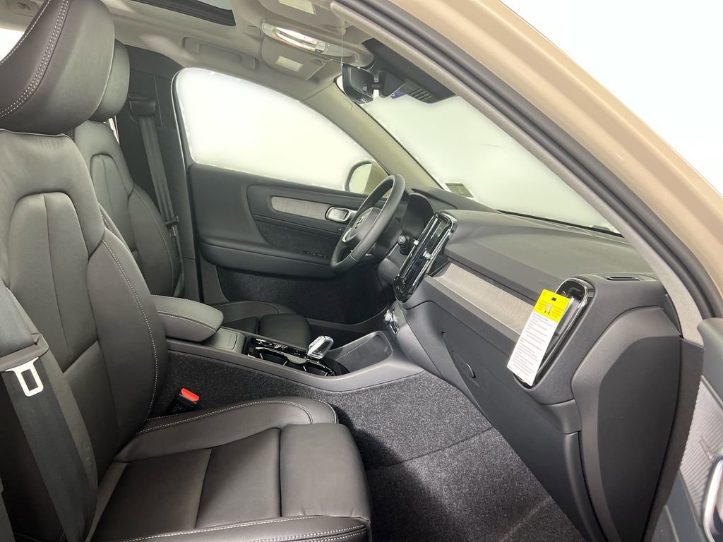 Certified 2025 Volvo XC40 B5 Plus w/ Protection Package Premier image 28