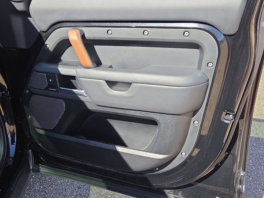 Used 2024 Land Rover Defender 110 X-Dynamic SE image 13