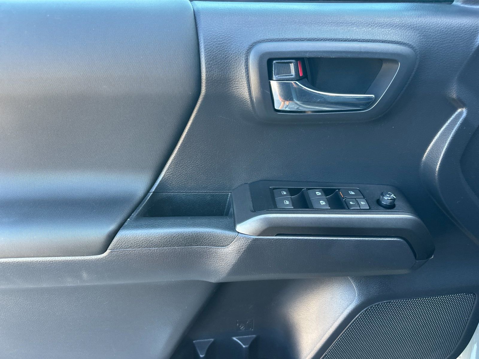 Used 2022 Toyota Tacoma TRD Off-Road w/ Technology Package image 12