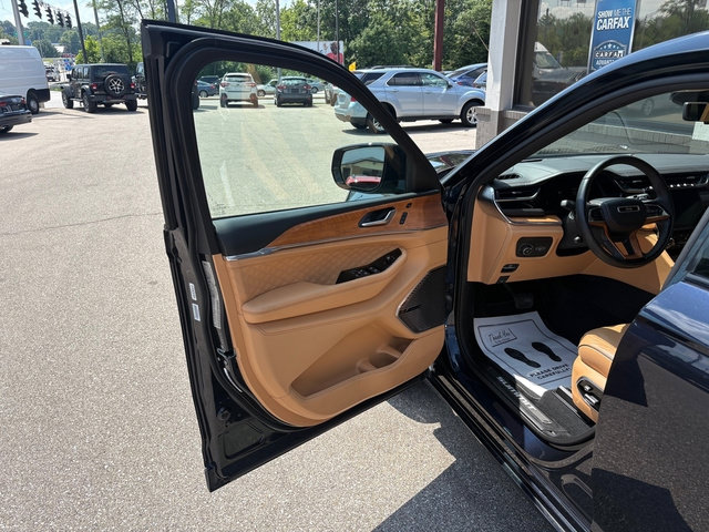Used 2023 Jeep Grand Cherokee L Summit AWD/4WD image 6